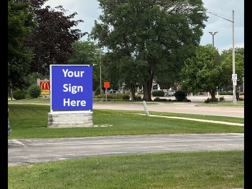 105 E Bell St, Neenah, WI à louer - Photo du bâtiment - Image 3 de 18