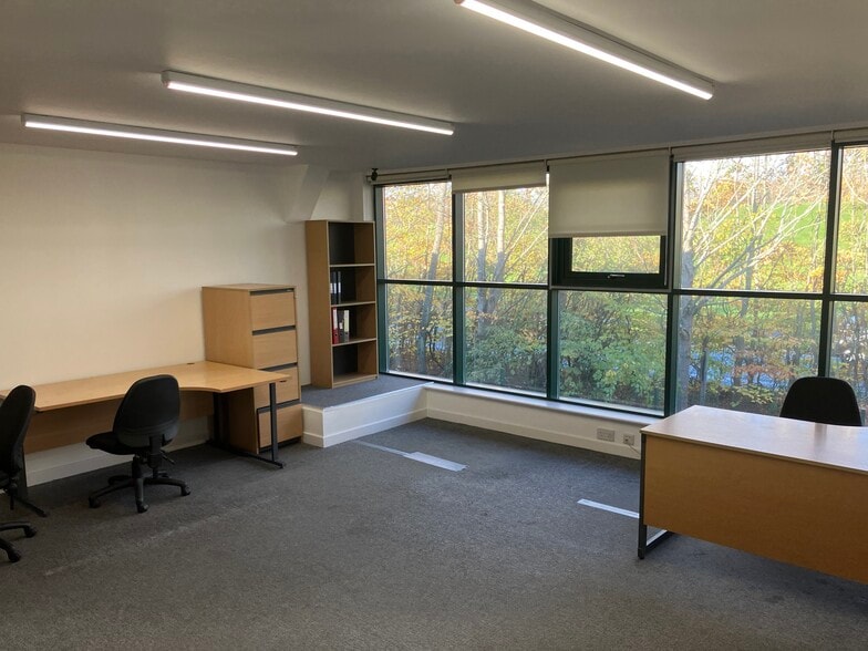 Pitreavie Cres, Dunfermline for lease - Building Photo - Image 2 of 11