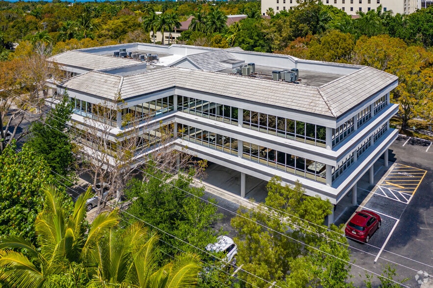 700 2nd Ave N, Naples, FL à louer - Photo du bâtiment - Image 3 de 30