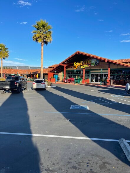 950-990 E Lake Ave, Watsonville, CA à louer - Photo du bâtiment - Image 1 de 4