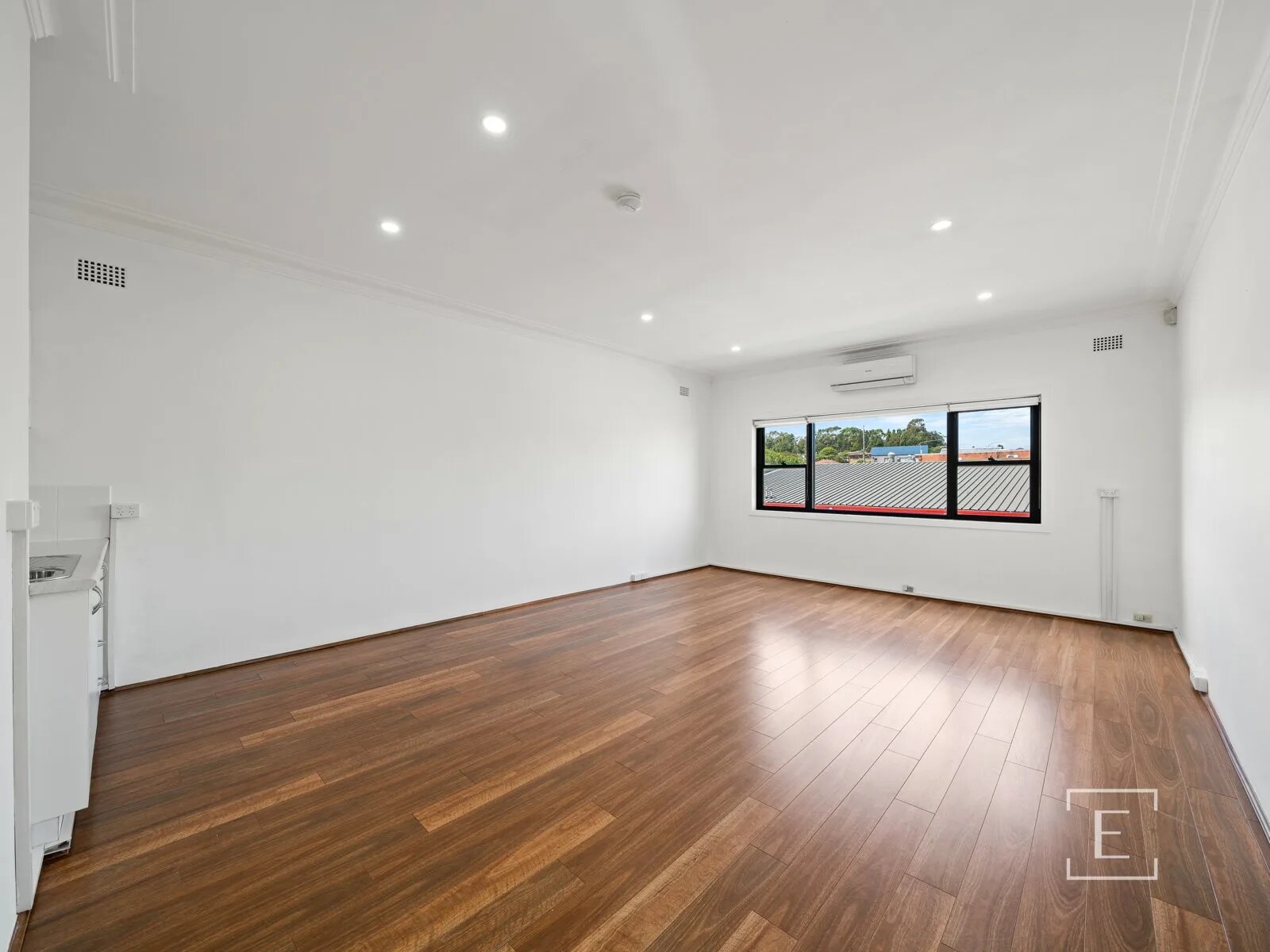 28 Norfolk Ave, Beverly Hills for lease Interior Photo- Image 1 of 2