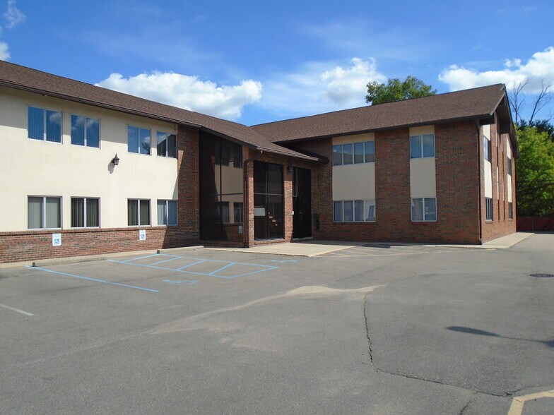 29226 Orchard Lake Rd, Farmington Hills, MI for lease - Building Photo - Image 2 of 3