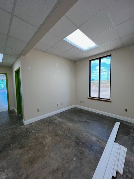1410 Apache Dr, Mccomb, MS for lease - Interior Photo - Image 3 of 30