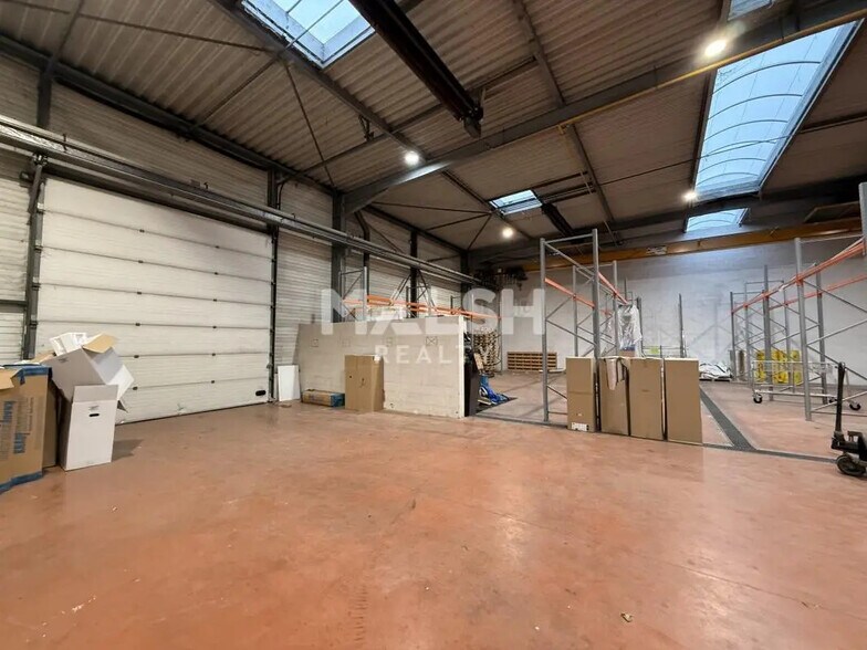 Office in Bron for lease - Interior Photo - Image 2 of 22