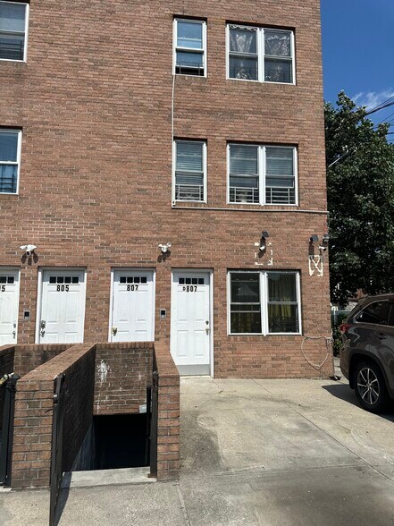 807 Barbey St, Brooklyn, NY à vendre - Photo du bâtiment - Image 2 de 27