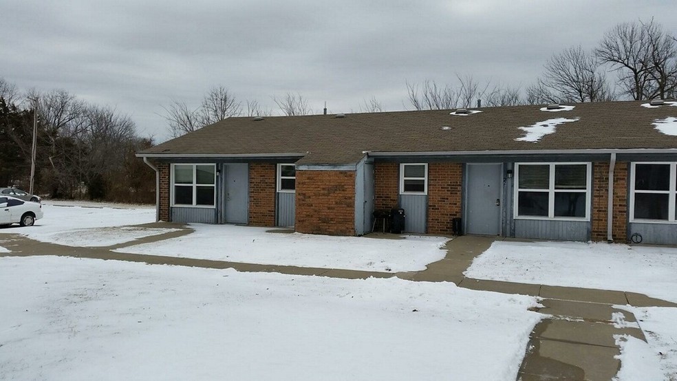 504 E Chellis St, Yates Center, KS for sale - Building Photo - Image 1 of 1