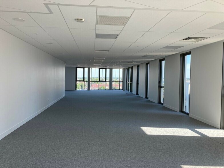 Office in Bordeaux for lease - Building Photo - Image 2 of 16