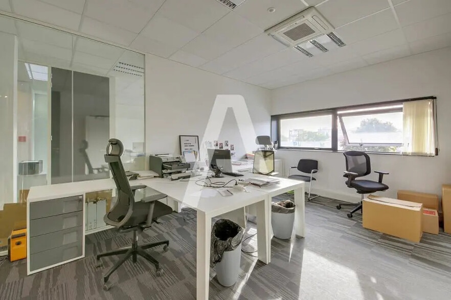 Flex in Ivry-sur-Seine for lease - Interior Photo - Image 2 of 5