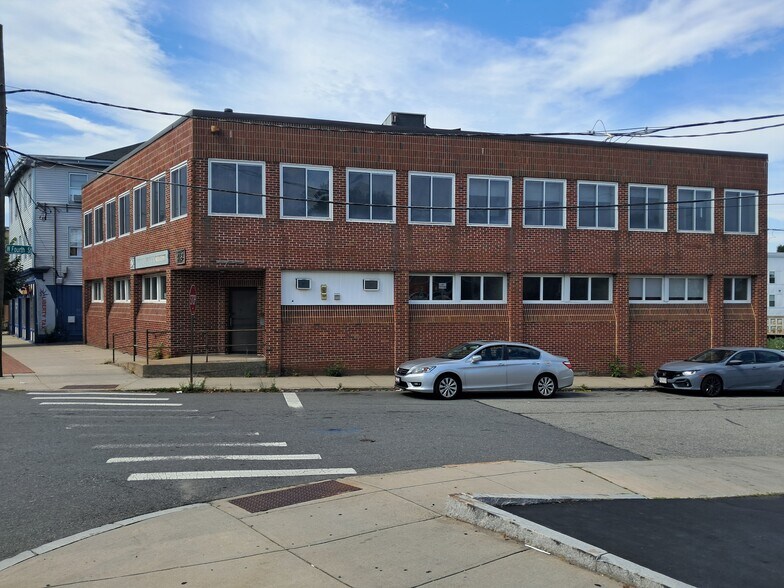 418 Bridge St, Lowell, MA à louer - Photo du bâtiment - Image 2 de 9