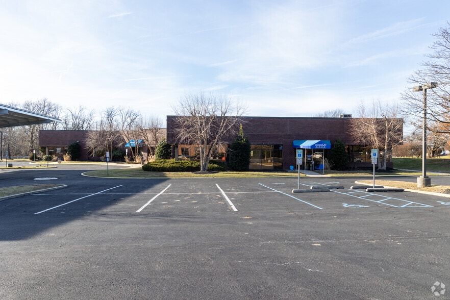 813 East Gate Dr, Mount Laurel, NJ for lease - Building Photo - Image 3 of 15