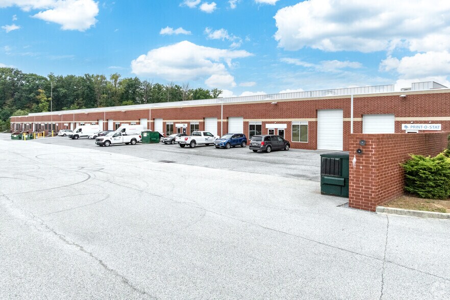 811 Pinnacle Dr, Linthicum Heights, MD à louer - Photo du bâtiment - Image 2 de 4