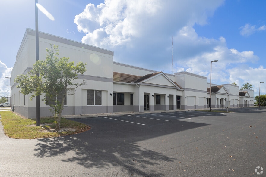 10811 Sunset Plaza Cir, Fort Myers, FL for sale - Primary Photo - Image 1 of 4