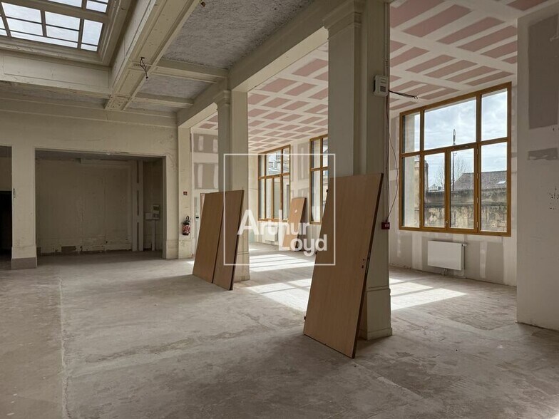 Retail in Montereau-Fault-Yonne for lease - Interior Photo - Image 2 of 4