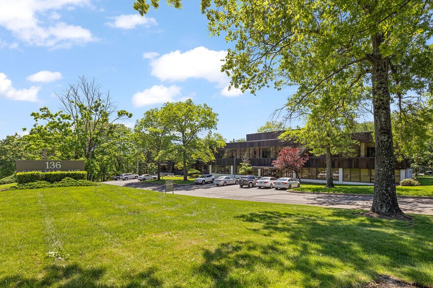 136 Summit Ave, Montvale, NJ à louer - Photo du bâtiment - Image 3 de 23