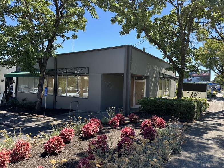 6080 SW Macadam Ave, Portland, OR for lease - Building Photo - Image 1 of 4