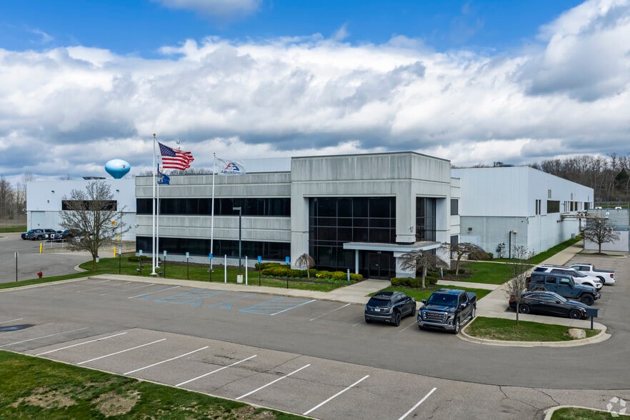 5600 Bow Pointe Dr, Village of Clarkston, MI for sale - Building Photo - Image 1 of 13
