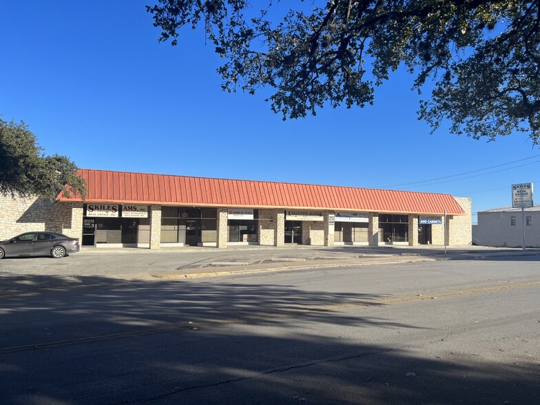 100 N Edward Gary St, San Marcos, TX à louer - Photo du bâtiment - Image 1 de 6