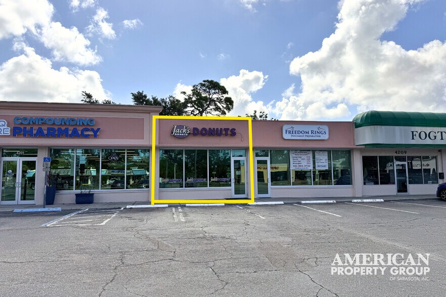 4205 S Tamiami Trl, Sarasota, FL à louer - Photo du bâtiment - Image 2 de 4