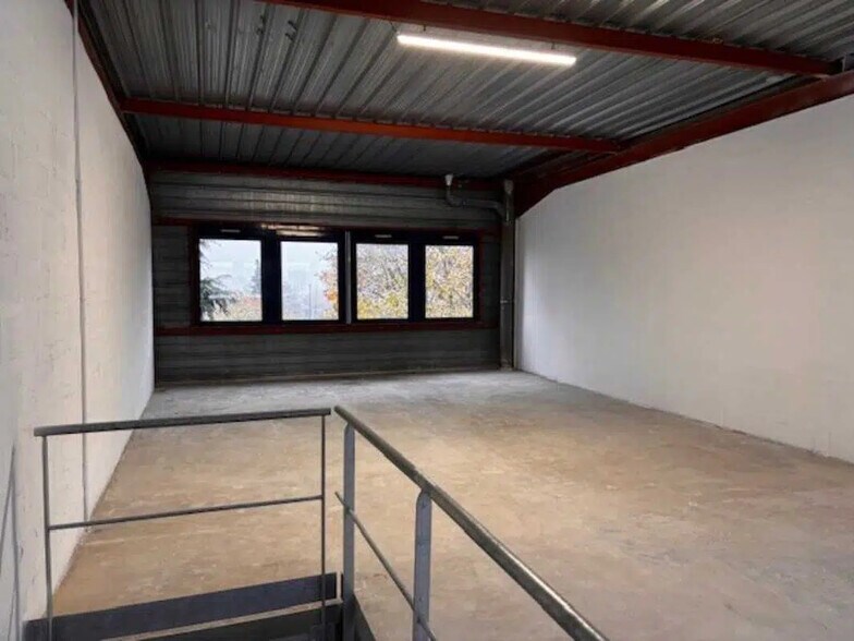 Flex in Neuilly-Plaisance for lease - Interior Photo - Image 2 of 11