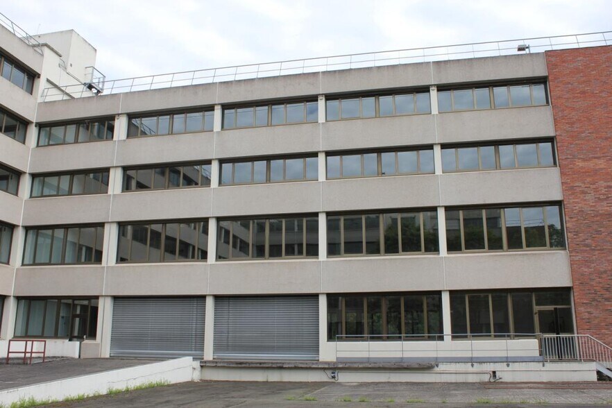 Bureau dans Montigny-le-Bretonneux à louer - Photo du bâtiment - Image 3 de 5