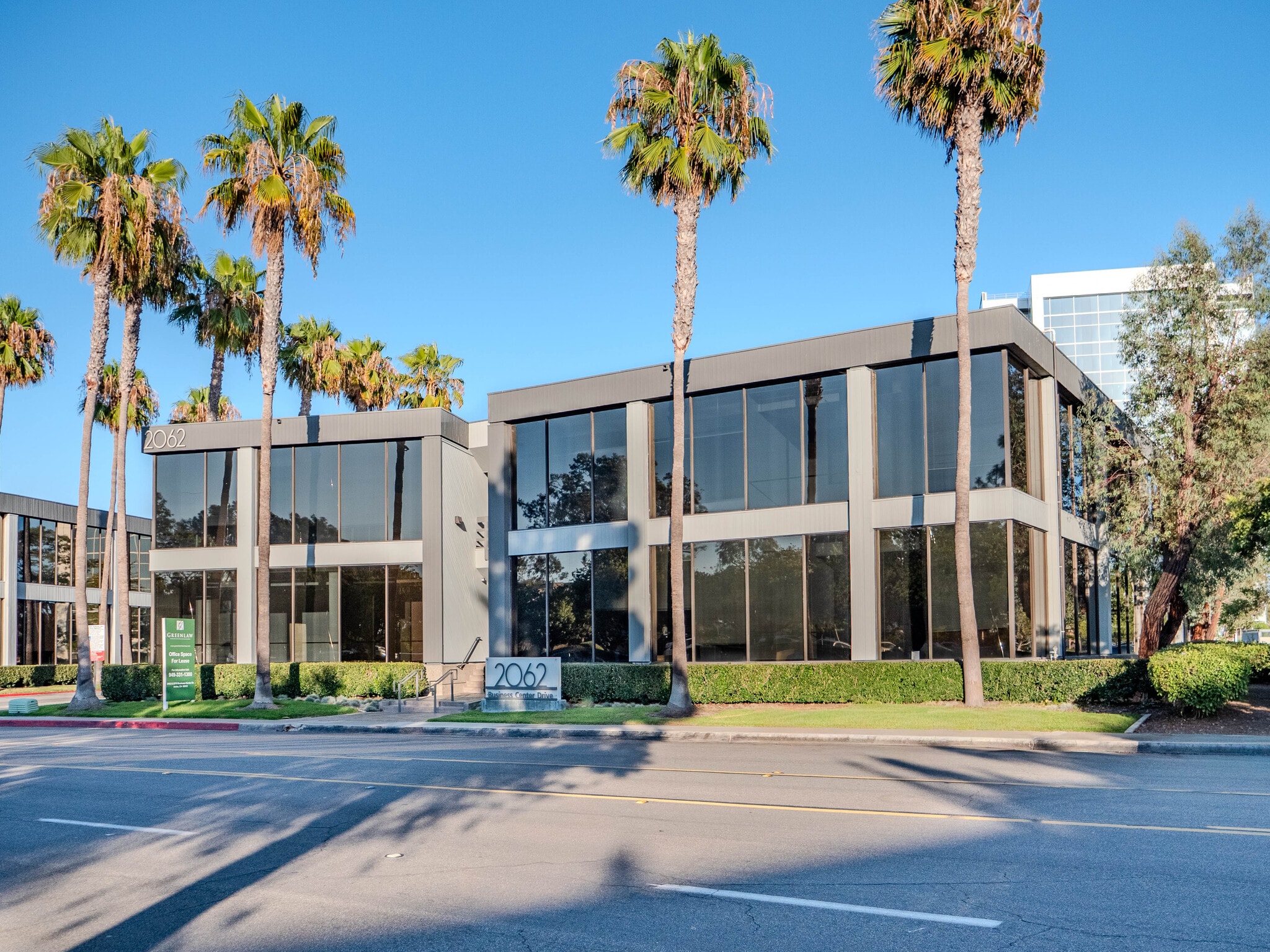 2062 Business Center Dr, Irvine, CA à louer Photo du bâtiment- Image 1 de 15