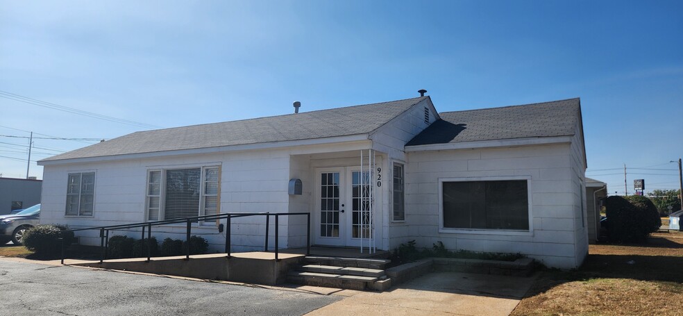 920 N Main St, Stillwater, OK for lease - Primary Photo - Image 1 of 1