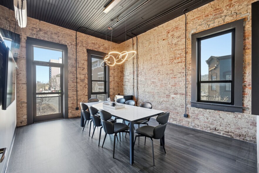 1 W Mountain St, Fayetteville, AR à louer - Photo du bâtiment - Image 2 de 24