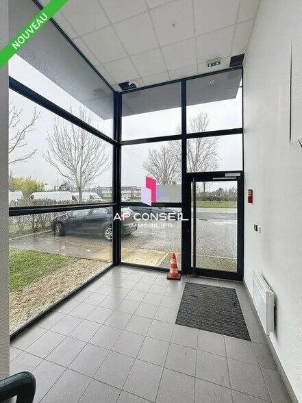 Flex dans Élancourt à louer - Hall d’entrée - Image 1 de 4