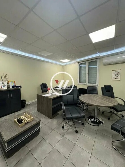 Flex in Bondy for lease - Interior Photo - Image 2 of 5