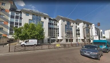 Rue Du Pont Colbert, Versailles for lease Building Photo- Image 2 of 7