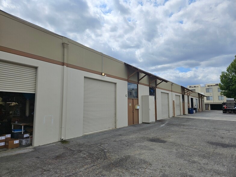 8501-8511 Canoga Ave, Canoga Park, CA for lease - Building Photo - Image 2 of 9