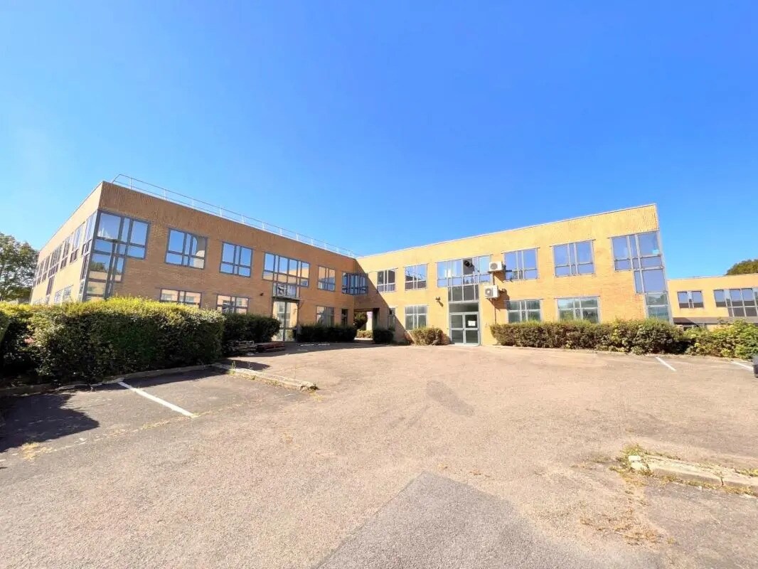 Bureau dans Montigny-le-Bretonneux à vendre Photo du bâtiment- Image 1 de 15