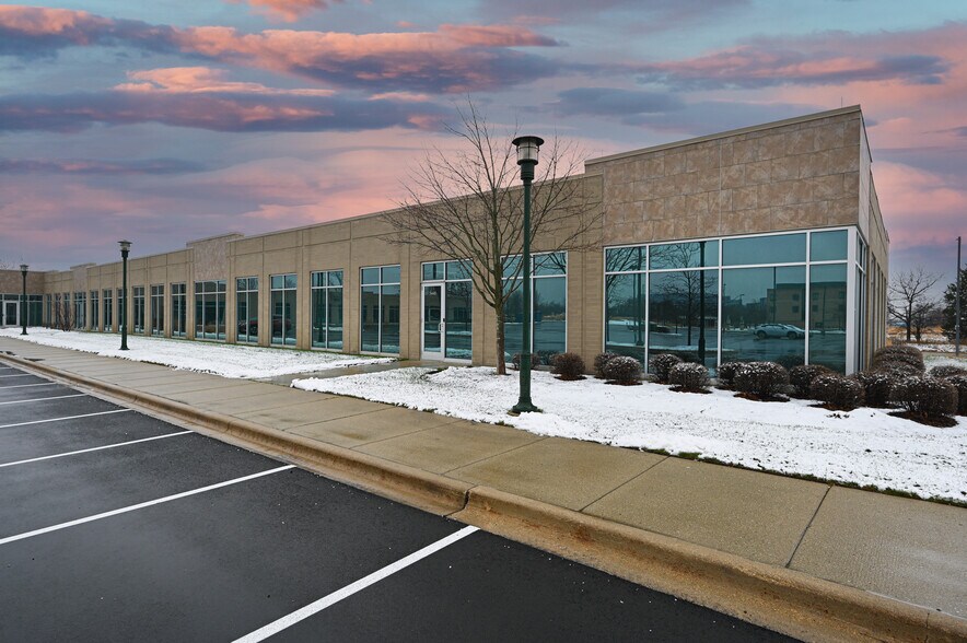 5400 Prairie Stone Pkwy, Hoffman Estates, IL à louer - Photo du bâtiment - Image 1 de 30