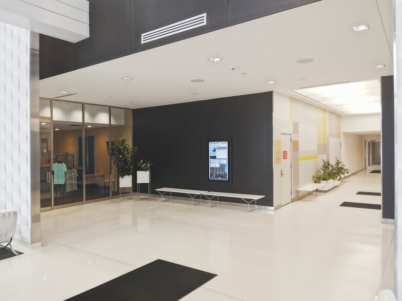 300 Ottawa Ave NW, Grand Rapids, MI à louer - Photo du bâtiment - Image 3 de 16