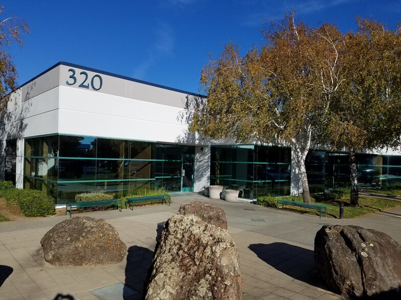 320 Campus Ln, Fairfield, CA for lease - Building Photo - Image 1 of 7