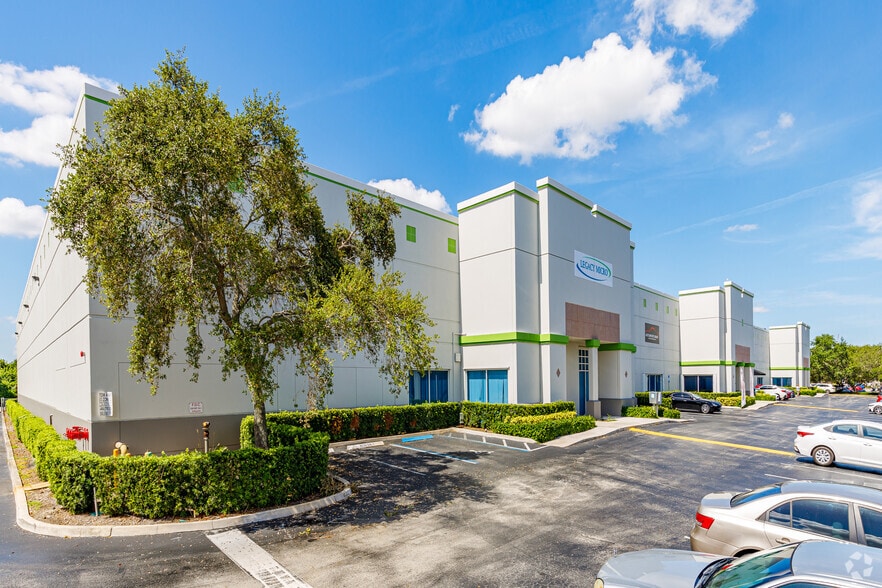 3030-3044 SW 42nd St, Fort Lauderdale, FL à louer - Photo du bâtiment - Image 3 de 6