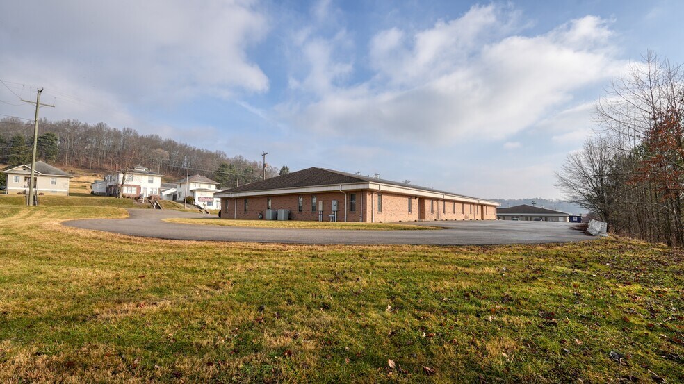 2050 E Wheeling Ave, Cambridge, OH à louer - Photo du bâtiment - Image 2 de 20