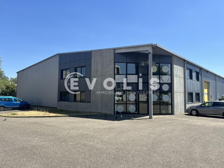 12 Rue Fulgencio Gimenez, Vaulx-en-Velin for lease - Building Photo - Image 1 of 39