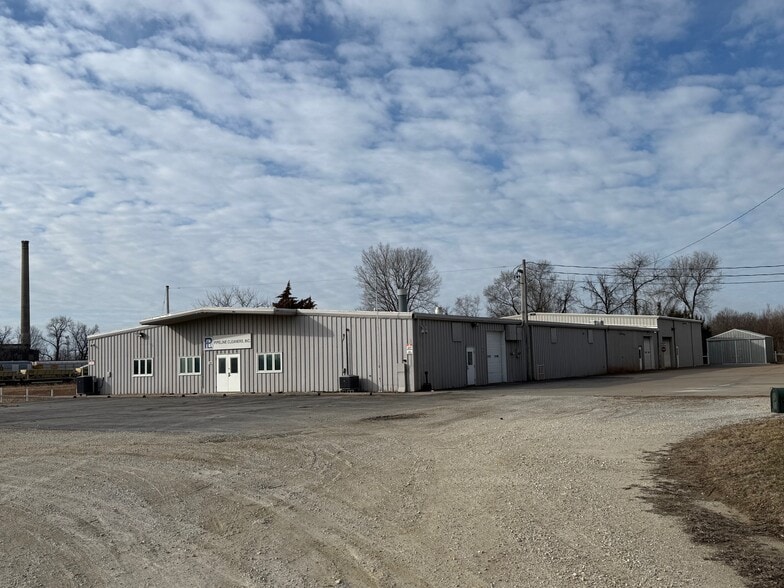 1823 33rd St, Fort Madison, IA for lease - Building Photo - Image 2 of 2