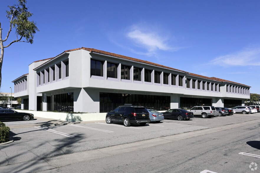 2082 Business Center Dr, Irvine, CA à louer - Photo du bâtiment - Image 3 de 4