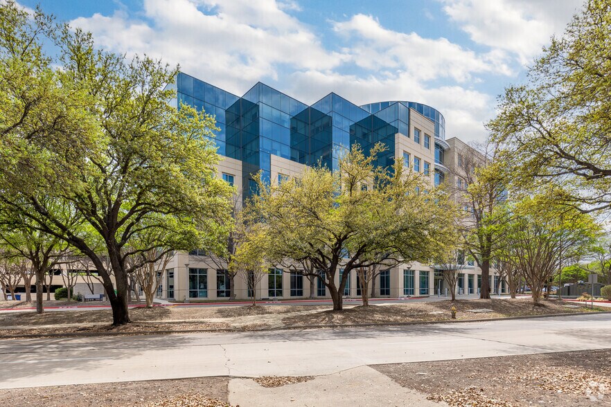 8500 Freeport Pkwy, Irving, TX à louer - Photo du bâtiment - Image 2 de 5