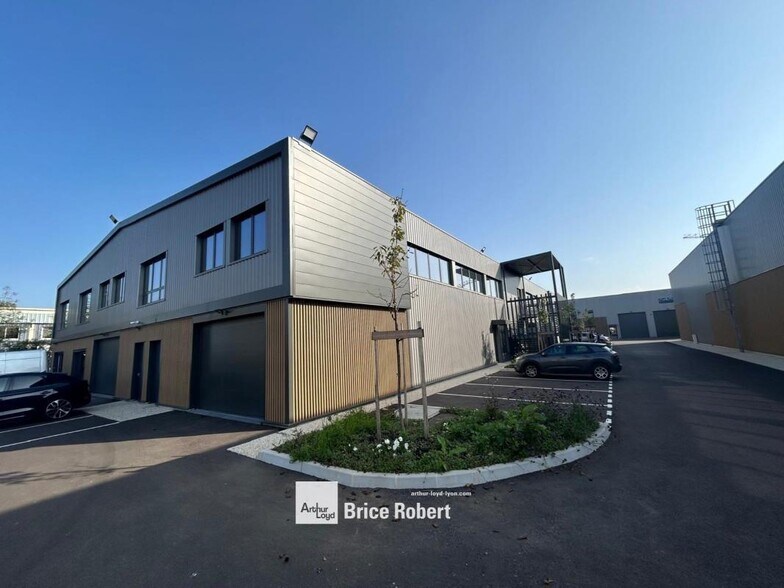 45 Rue Ampère, Chassieu à louer - Photo du bâtiment - Image 2 de 23