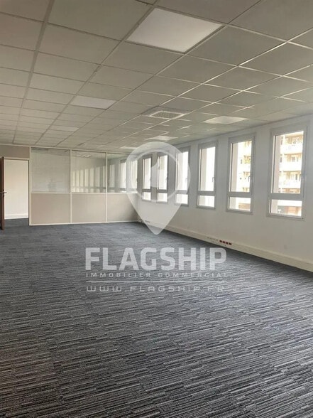 Office in Clichy for lease - Interior Photo - Image 3 of 7