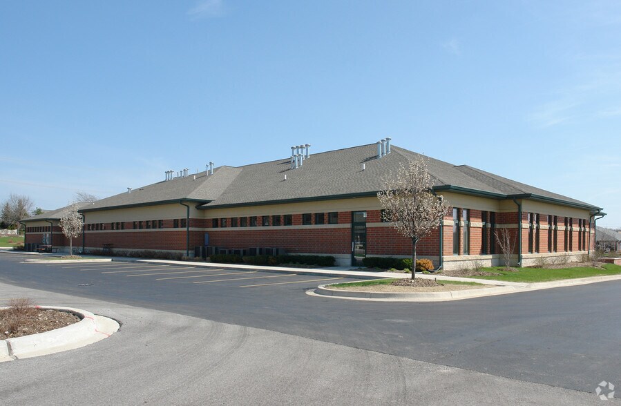 650 Dakota St, Crystal Lake, IL à louer - Photo du bâtiment - Image 2 de 4