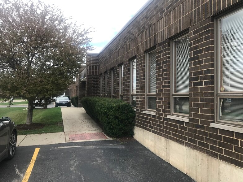 1355 Wilhelm Rd, Mundelein, IL à louer - Photo du bâtiment - Image 3 de 30