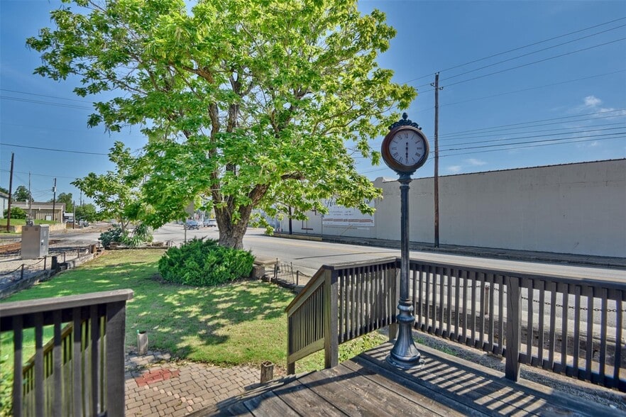 214 S Austin St, Brenham, TX for lease - Building Photo - Image 3 of 10