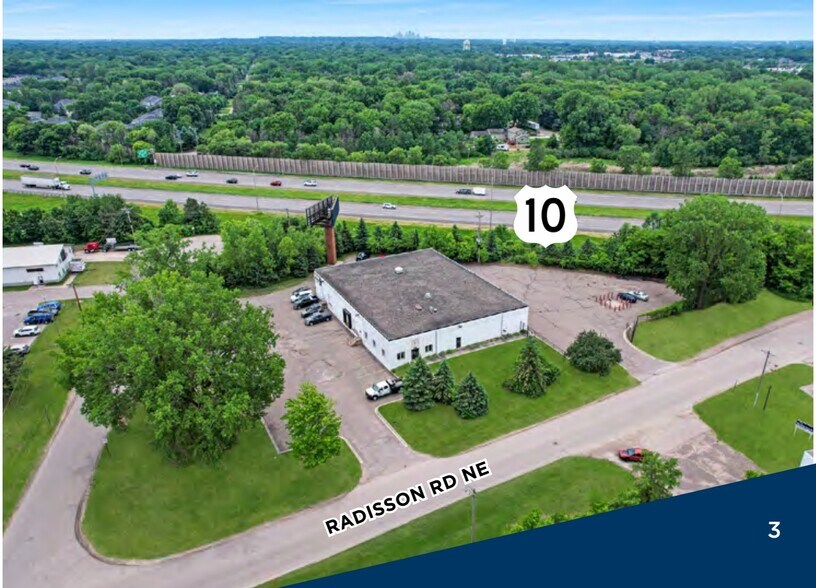 1790 NE Radisson Rd, Blaine, MN à louer - Photo du bâtiment - Image 1 de 7