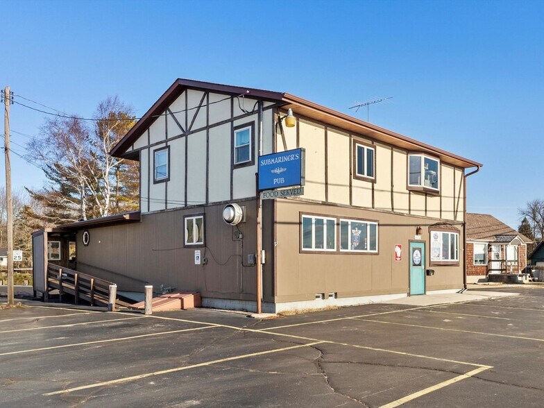 4220 Memorial Dr, Two Rivers, WI à vendre - Photo principale - Image 1 de 21