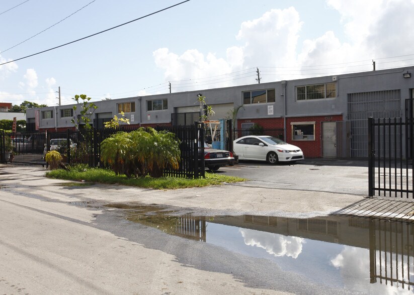 7301-7321 NE 1st Pl, Miami, FL à louer - Photo du bâtiment - Image 2 de 3