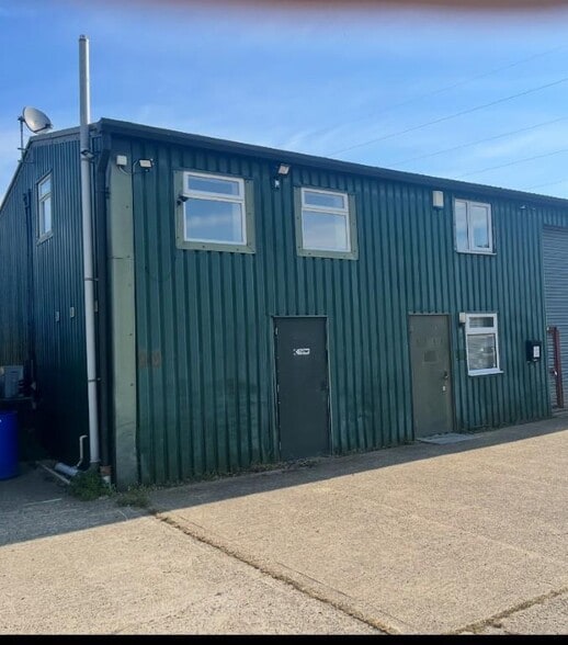 Hulfords Ln, Hartley Wintney for lease - Building Photo - Image 2 of 2